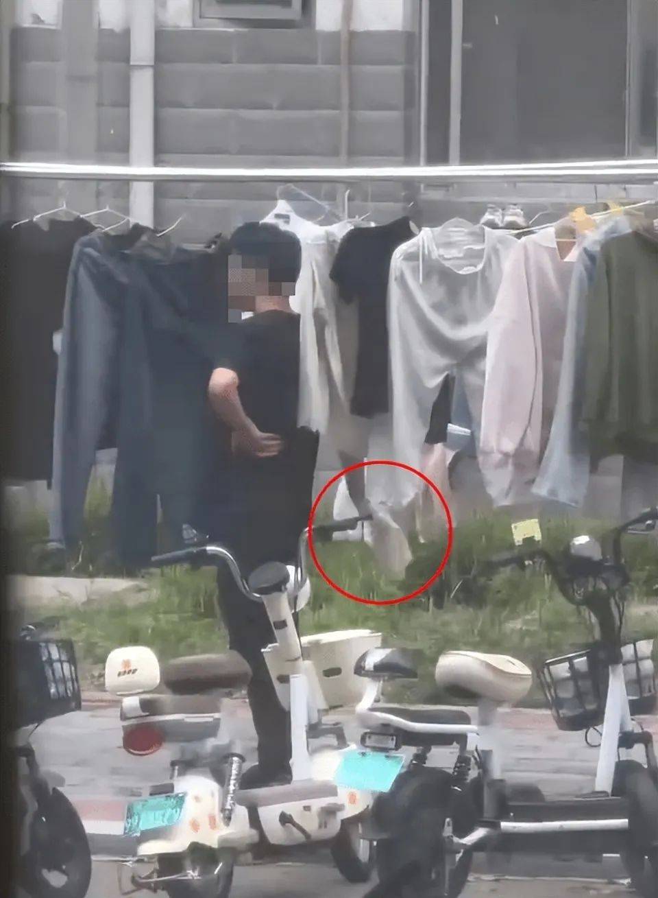 校女生宿舍区左顾右盼然后转身偷内裤！校方回应AG凯发成为马竞合作没眼看！男子在河