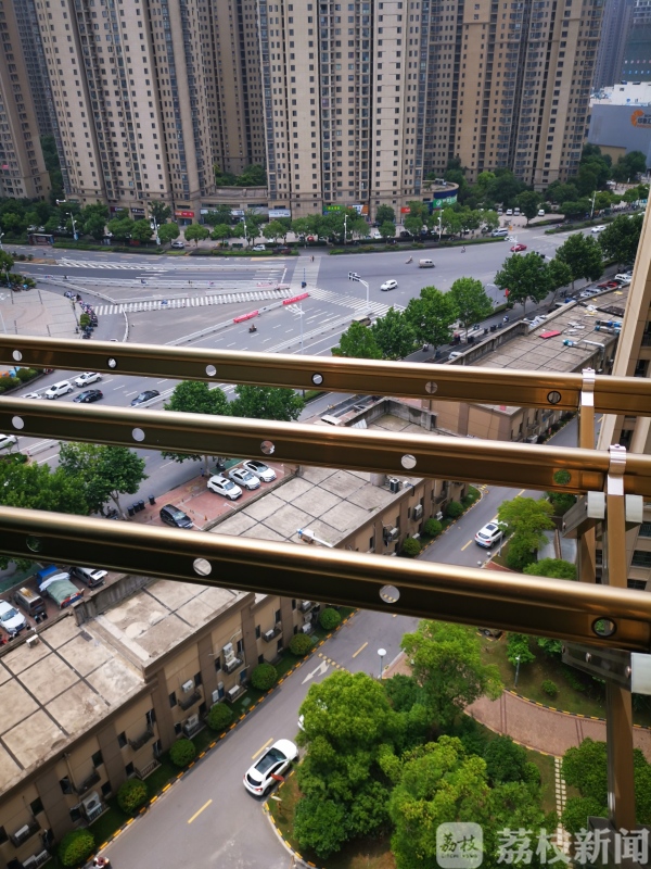 高层户外的晾衣架该去该留？k8凯发国际登录存坠落隐患(图4)